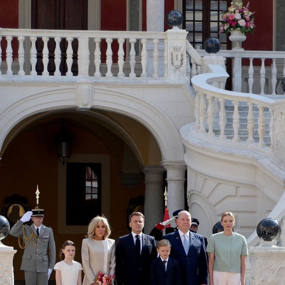 Le président français Emmanuel Macron (3e à gauche) et son épouse Brigitte Macron (2e à gauche) se tiennent aux côtés du prince Albert II de Monaco (2e à droite), de la princesse Charlène (à droite) et de leurs enfants Gabriella (à gauche) et Jacques (3e à droite) lors d'une cérémonie d'accueil à leur arrivée pour une visite d'État de deux jours au palais princier de Monaco. Photo by Ludovic Marin/Pool/ABACAPRESS.COM