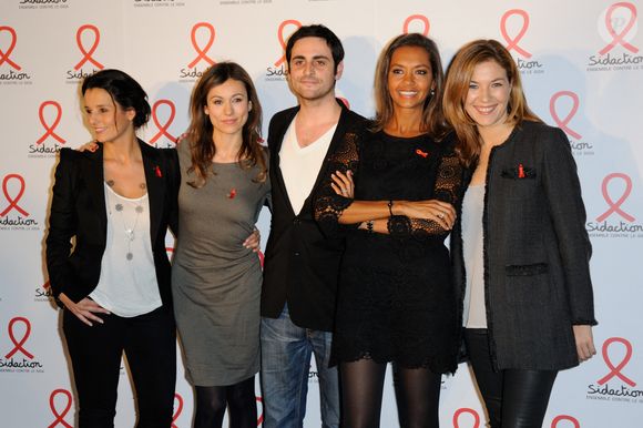 Karine Le Marchand, Marie-Ange Casalta, Camille Combal, Faustine Bollaert, Claire Barsacq posant lors d'un photocall pour la soirée de lancement du Sidaction 2012 qui s'est tenue au Musée du quai Branly à Paris, France, le 12 mars 2012. Photo par Alban Wyters/Abaca