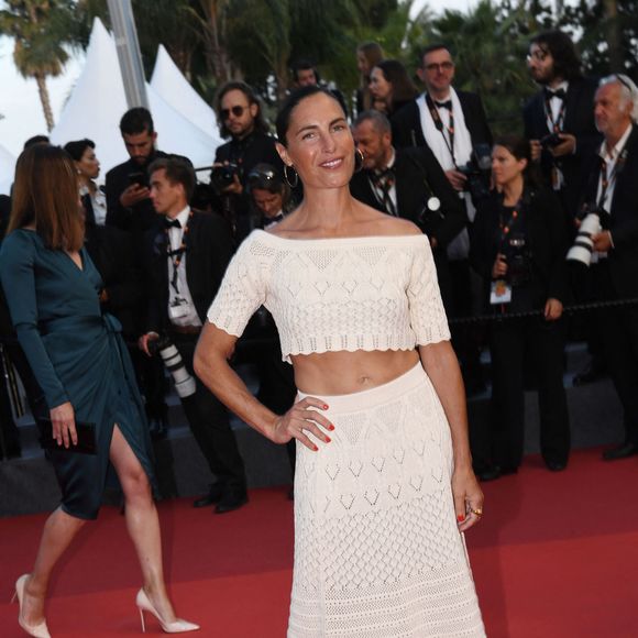 "Je me suis remarié pour la troisième fois avec un homme que j'ai rencontré en Patagonie."
Alessandra Sublet à la montée des marches du film "Mascarade" lors du 75ème Festival International du Film de Cannes, France, le 27 mai 2022. 

Photo : Rachid Bellak / Bestimage