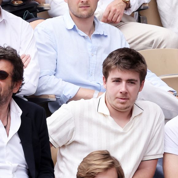 Patrick Bruel et ses fils Oscar et Léon dans les tribunes lors des Internationaux de France de Tennis de Roland Garros 2025. Paris, le 1er juin 2025. © Dominique Jacovides/Bestimage