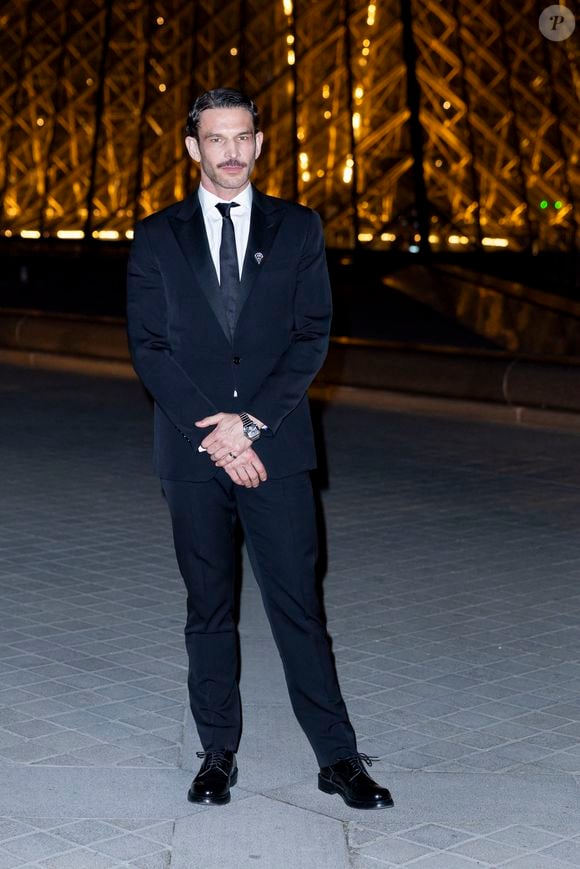Arnaud Valois - Photo Call du « Le Grand Diner du Louvre « lors de la Fashion Week  à Paris le 5 mars 2025. © Olivier Borde /Bestimage