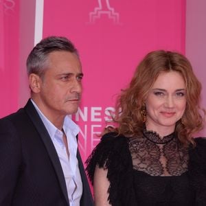 Marine Delterme a parlé de leur relation dans un entretien pour Nous Deux.

Jean-Michel Tinivelli et Marine Delterme de la série "Alice Nevers" au photocall du deuxième jour de la 2ème édition du "Canneseries" au palais des Festivals à Cannes, France, le 6 avril 2019. © Rachid Bellak/Bestimage