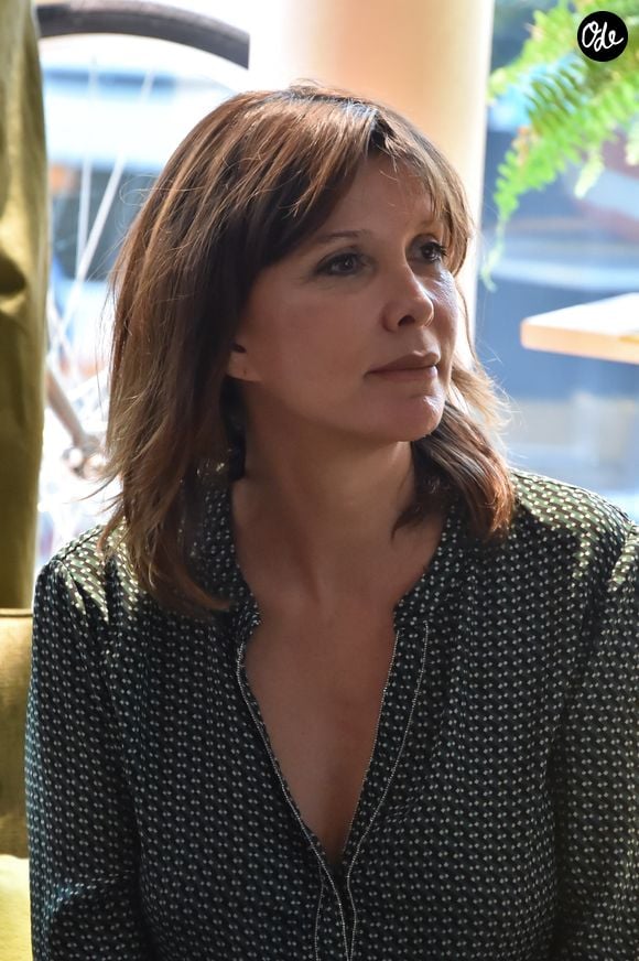 Vingt ans plus tard, le lien qui les unit est resté fusionnel. L'hebdomadaire révèle en effet que la jeune femme vit toujours aux côtés de sa mère dans son duplex parisien.

Tina Kieffer - Conférence de presse "Delacre by Bensimon" dans la boutique "BENSIMON HOME AUTOUR DU MONDE" à Paris. Le 23 juin 2016
© Lionel Urman / Bestimage