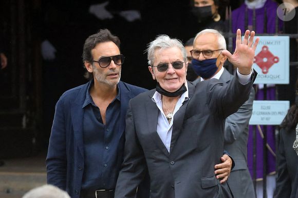 Alain Delon et son fils Anthony - Obsèques de Jean-Paul Belmondo en  l'église Saint-Germain-des-Prés, à Paris le 10 septembre 2021. © Dominique Jacovides / Bestimage