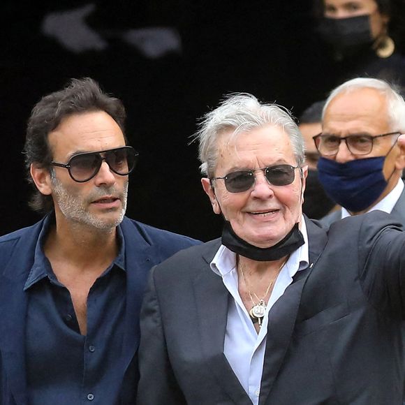Alain Delon et son fils Anthony - Obsèques de Jean-Paul Belmondo en  l'église Saint-Germain-des-Prés, à Paris le 10 septembre 2021. © Dominique Jacovides / Bestimage