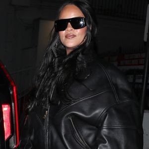 Rihanna et ASAP Rocky ont délaissé leur routine gastronomique habituelle pour une soirée pleine de rires lors d'un rendez-vous romantique au Laugh Factory à Hollywood. Photo par Backgrid USA / Bestimage