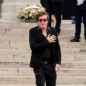 Thomas Dutronc, la main sur le coeur en guise de remerciement envers la foule d'admirateurs venue nombreuse pour rendre un dernier hommage à sa mère - Sortie des obsèques de l'auteure-compositrice-interprète et actrice française Françoise Hardy au crématorium du cimetière du Père-Lachaise à Paris, France, le 20 juin 2024. © Jacovides-Moreau/Bestimage