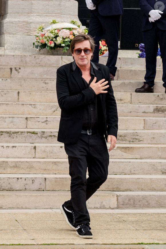 Thomas Dutronc, la main sur le coeur en guise de remerciement envers la foule d'admirateurs venue nombreuse pour rendre un dernier hommage à sa mère - Sortie des obsèques de l'auteure-compositrice-interprète et actrice française Françoise Hardy au crématorium du cimetière du Père-Lachaise à Paris, France, le 20 juin 2024. © Jacovides-Moreau/Bestimage