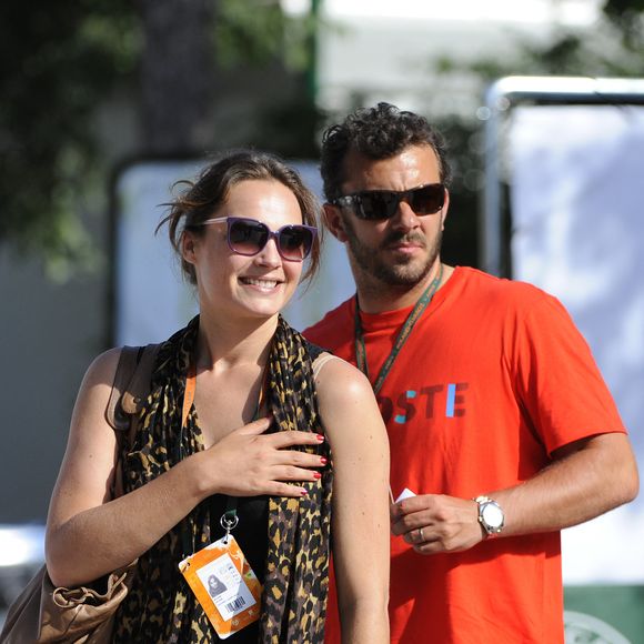 L'actrice française Mélanie Maudran et son mari l'ancien joueur de tennis Thierry Ascione aux Internationaux de France de Tennis à Roland Garros à Paris, France le 17 mai 2011. Photo par Corinne Dubreuil/ABACAPRESS.COM