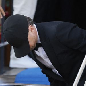 Mais un invité en particulier a volé la vedette à bien des célébrités : Leonardo DiCaprio...

Leonardo DiCaprio quitte l'hôtel Gritti pour assister à la cérémonie de mariage sur l'île de San Giorgio avant le mariage de Jeff Bezos et Lauren Sanchez le 27 juin 2025 à Venise, Italie. Photo par Marco Piovanotto/ABACAPRESS.COM