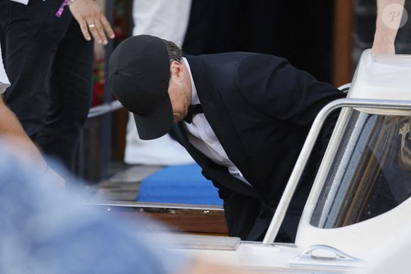 Mais un invité en particulier a volé la vedette à bien des célébrités : Leonardo DiCaprio...

Leonardo DiCaprio quitte l'hôtel Gritti pour assister à la cérémonie de mariage sur l'île de San Giorgio avant le mariage de Jeff Bezos et Lauren Sanchez le 27 juin 2025 à Venise, Italie. Photo par Marco Piovanotto/ABACAPRESS.COM