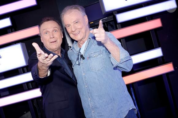 Exclusif - Julien Lepers et Herbert Léonard lors de l'enregistrement de l'émission "Chez Jordan de Luxe" à Paris. Le 8 octobre 2024. © Cédric Perrin / Bestimage