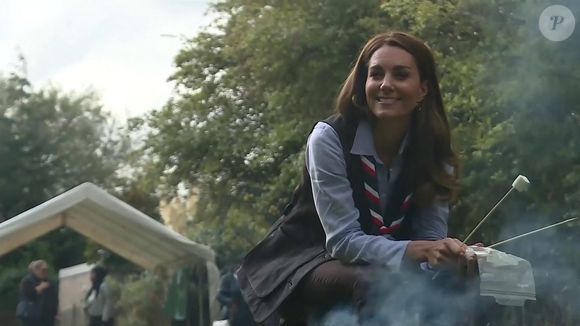 Le scoutisme existe aussi en France mais reste peu étendu. 

Catherine Kate Middleton, la duchesse de Cambridge, mange de la guimauve (chamallows) en compagnie des Scouts 'Cub and Beaver' à Northolt. Le 29 septembre 2020
Backgrid UK/ Bestimage