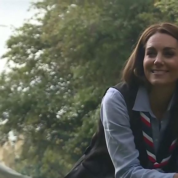 Le scoutisme existe aussi en France mais reste peu étendu. 

Catherine Kate Middleton, la duchesse de Cambridge, mange de la guimauve (chamallows) en compagnie des Scouts 'Cub and Beaver' à Northolt. Le 29 septembre 2020
Backgrid UK/ Bestimage