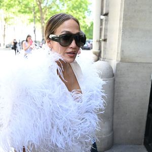 Situé près des Champs-Élysées, l’hôtel offre un cadre luxueux et confidentiel.

Jennifer Lopez à Paris en marge de la fashion week Haute Couture Automne/Hiver 2026-2027 le 6 juillet 2026.

© Pierre Perusseau / Bestimage
