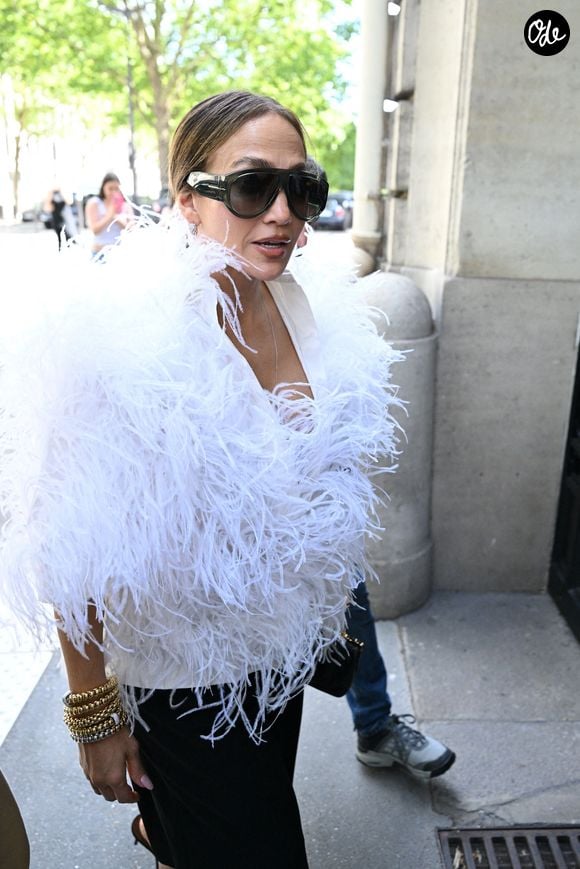 Situé près des Champs-Élysées, l’hôtel offre un cadre luxueux et confidentiel.

Jennifer Lopez à Paris en marge de la fashion week Haute Couture Automne/Hiver 2026-2027 le 6 juillet 2026.

© Pierre Perusseau / Bestimage
