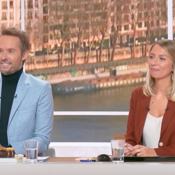 Face à TF1, "Télématin" (qui compte 23% de PDM) a changé d'animateurs puisque Flavie Flament et Julien Arnaud ont succédé à Marie Portolano et Thomas Sotto.

Damien Thévenot et Lucie Chaumette sur le plateau de "Télématin" (Capture d'écran).