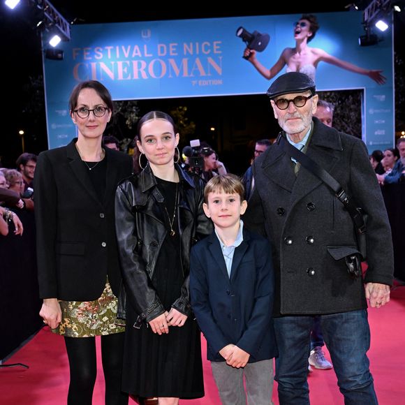 Tchéky Karyo, sa compagne Valérie Keruzoré et leurs enfants. 
Tapis rouge lors de la 7e édition du festival Cineroman à Nice le 3 Octobre 2025 . © Bebert-Jacovides/Bestimage