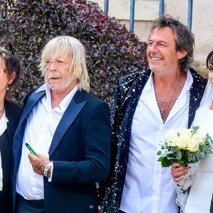 Cerise est la troisième épouse de Renaud. L'auteur de "Mistral Gagnant" l'a rencontrée alors qu'elle était figurante, lors de l'enregistrement de l'émission "Merci Renaud", diffusée sur France 2 en 2016.

Le chanteur Renaud (Renaud Séchan), sa compagne Cerise (de son vrai prénom Christine), Jean-Luc Reichmann, Murielle Mégevand, Hugues Aufray et Nathalie Lecoultre - Mariage d'Hugues Aufray et de Murielle Mégevand à la mairie de Marly-Le Roy, France, le 2 septembre 2023. Agence / Bestimage