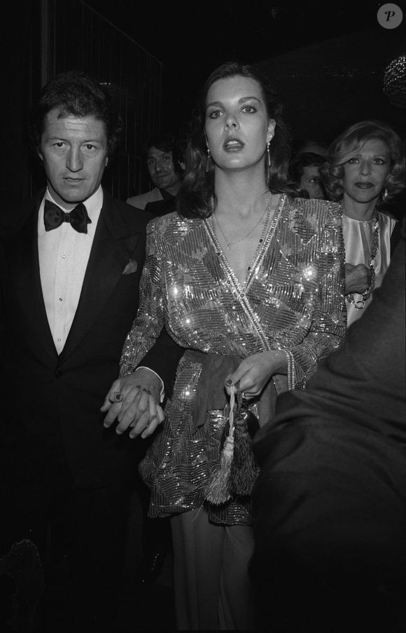 Caroline de Monaco et Philippe Junot assistent à la générale du spectacle de Shirley MacLaine au Lido à Paris, le 25 avril 1979.
©JEAN-CLAUDE WOESTELANDT / BESTIMAGE