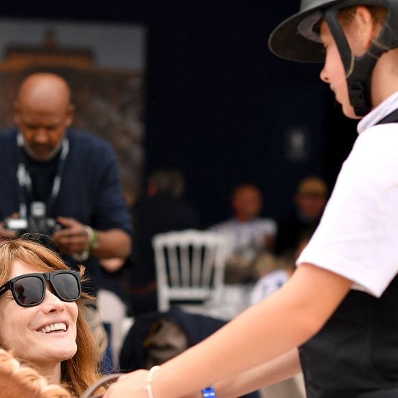 Carla Bruni Sarkozy et sa fille Giulia - N.Sarkozy et sa femme C.Bruni viennent soutenir leur fille G.Sarkozy pendant l’épreuve Kids Cup L’Envol lors de la 10ème édition du "Longines Paris Eiffel Jumping" à la Plaine de Jeux de Bagatelle à Paris, France, le 21 juin 2024. 

© Perusseau-Veeren/Bestimage