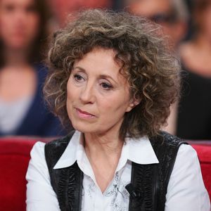 Elle explique que ces séparations ont correspondu à des moments différents de leur vie et à un besoin d’indépendance.

Mireille Dumas lors de l'enregistrement de l'émission "Vivement Dimanche", au studio Gabriel à Paris, le 2 décembre 2016. Invité principal Charles Aznavour. © JLPPA/Bestimage