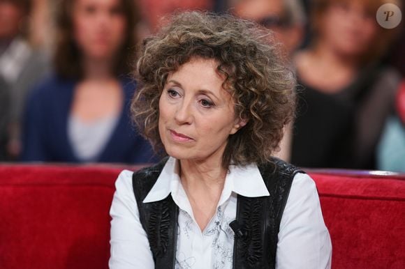 Elle explique que ces séparations ont correspondu à des moments différents de leur vie et à un besoin d’indépendance.

Mireille Dumas lors de l'enregistrement de l'émission "Vivement Dimanche", au studio Gabriel à Paris, le 2 décembre 2016. Invité principal Charles Aznavour. © JLPPA/Bestimage