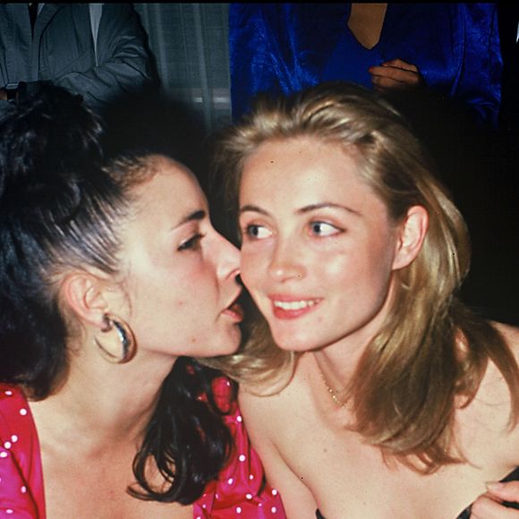 Quatre ans plus tard, Emmanuelle Béart venait au monde. Préférant rester dans l'ombre, Eve est devenue créatrice de bijoux. 

Emmanuelle Béart et sa soeur Eve au Festival de Cabourg en 1987 © Bowen Bestimage