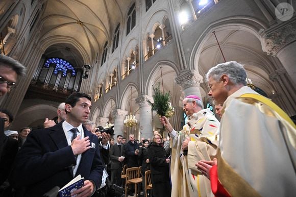 L'archevêque de Paris Laurent Ulrich pendant la première messe publique au cours de laquelle l'archevêque de Paris dirigera les prières pour consacrer le nouvel autel principal, à la cathédrale Notre-Dame de Paris, à Paris, le 8 décembre 2024. Photo by Eliot Blondet/ABACAPRESS.COM