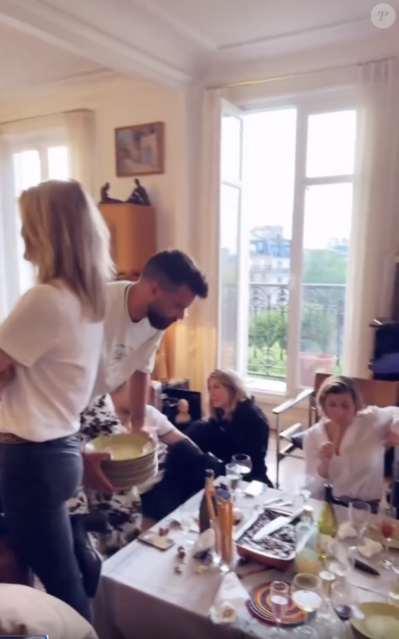 Retrouvailles entre les membres de "William à midi" chez William Leymergie et Sophie Davant à Paris.