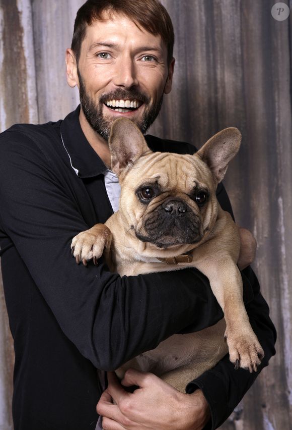 Cela ne l'empêche en rien d'être heureux, entouré de ses chiens.

Portrait de Laurent Kérusoré. Paris, le 14 décembre 2016.
© Cédric Perrin/Bestimage