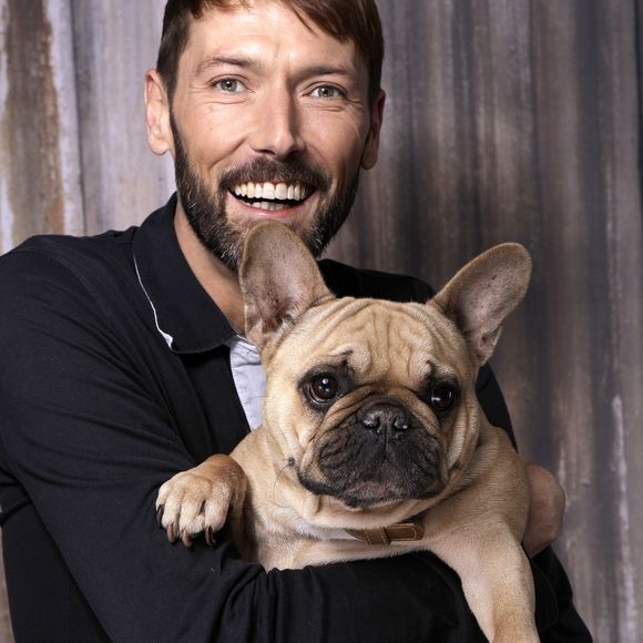 Cela ne l'empêche en rien d'être heureux, entouré de ses chiens.

Portrait de Laurent Kérusoré. Paris, le 14 décembre 2016.
© Cédric Perrin/Bestimage