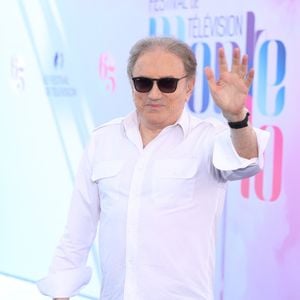 Michel Drucker - Photocall pour sa Nymphe d'honneur au Grimaldi Forum lors de la 65eme édition du Festival TV De Monte Carlo le 13 Juin 2026

 © Denis Guignebourg /Bestimage