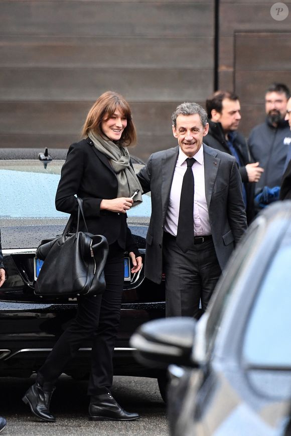 Exclusif Nicolas Sarkozy et sa femme Carla Bruni arrivent à l'aéroport de Turin en Italie pour la présentation du nouveau livre de Marisa Bruni Tedeschi "je vais vous raconter" à Turin en Italie le 6 mars 2017.