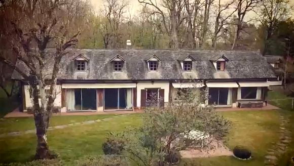 Exclusif  - Illustration de la maison d' Alain Delon à Douchy. 1er juin 2001. Agence via Bestimage