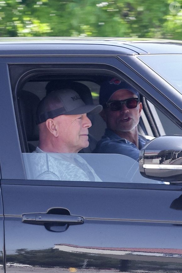 Los Angeles, CA - EXCLUSIF - Bruce Willis, 70 ans, semble se détendre sur le siège passager alors qu'il se fait conduire dans la ville au milieu de sa lutte contre l'aphasie et la démence. 2025 (Backgrid USA / Bestimage).