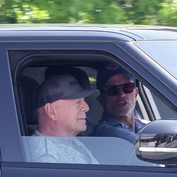 Los Angeles, CA - EXCLUSIF - Bruce Willis, 70 ans, semble se détendre sur le siège passager alors qu'il se fait conduire dans la ville au milieu de sa lutte contre l'aphasie et la démence. 2025 (Backgrid USA / Bestimage).