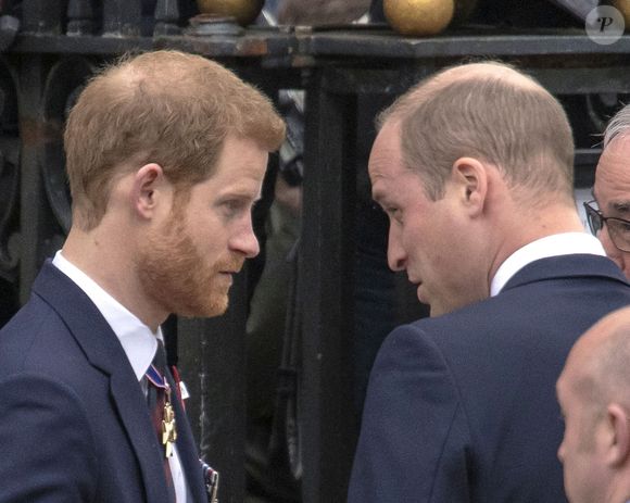 Pour l'heure, nous ignorons si les deux frères assisteront aux obsèques de leur cousine.

Le prince Harry et le prince William à la sortie de l'abbaye de Westminster pour le service commémoratif de L'ANZAC Day à Londres, le 25 avril 2018.

Photo : Backgrid UK / Bestimage