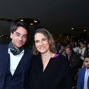 Julian Bugier et sa femme Claire Fournier au prix Qatar Arc de Triomphe à l'Hippodrome de Longchamp le 6 octobre 2024  

© Rachid Bellak / Bestimage
