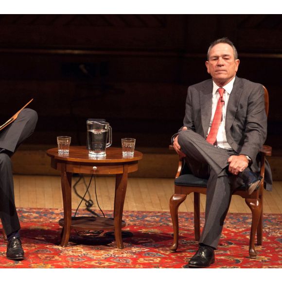 Elle a été retrouvée morte dans un hôtel de luxe à San Francisco dans la nuit du Nouvel An.

Tommy Lee Jones le 26 avril 2012 recevant la médaille des Arts de Harvard à Cambridge
Bestimage