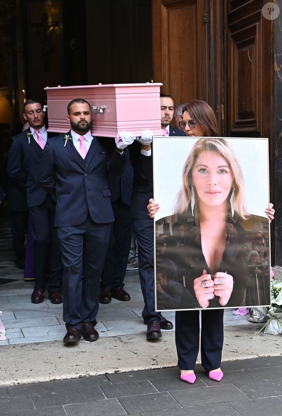 Il perçoit d'ailleurs ce triste drame comme le véritable point final de sa propre carrière

Sorties des obsèques de Loana Petrucciani dans la cathédrale Sainte-Réparate à Nice le 10 avril 2026. L'ancienne star de téléréalité a été retrouvée morte dans son appartement niçois par les autorités, le 25 mars dernier. © Bruno Bebert/Bestimage