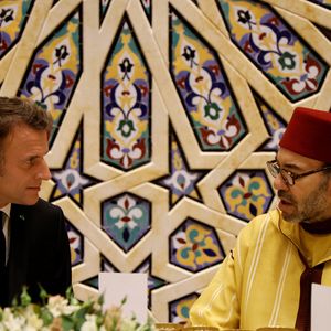 Le président français Emmanuel Macron (G) s'entretient avec le roi du Maroc Mohammed VI lors d'un dîner d'État au Palais royal de Rabat, le 29 octobre 2024, dans le cadre d'une visite d'État de trois jours du président français au Maroc. © Ludovic Marin/Pool/Bestimage