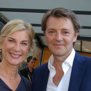 Si lui s'est remarié, la comédienne reste mystérieuse sur son statut amoureux mais se dit "très heureuse" auprès de "Gala"
Michèle Laroque et François Baroin dans le village du tour de France à Troyes © Fabien Faure / Bestimage