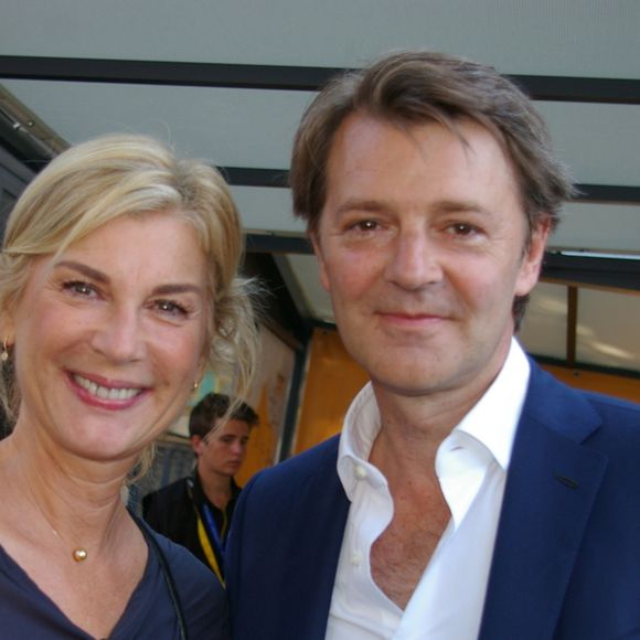 Si lui s'est remarié, la comédienne reste mystérieuse sur son statut amoureux mais se dit "très heureuse" auprès de "Gala"
Michèle Laroque et François Baroin dans le village du tour de France à Troyes © Fabien Faure / Bestimage