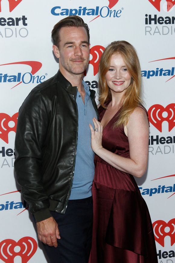 Sa famille a dû faire face à d’importantes difficultés financières liées aux traitements.

James Van Der Beek, Kimberly Brook sur scène pour le iHeartRadio Music Festival et Daytime Village - FRI, T-Mobile Arena, Las Vegas, NV, USA. Photo par JA/Everett Collection/ABACAPRESS.COM