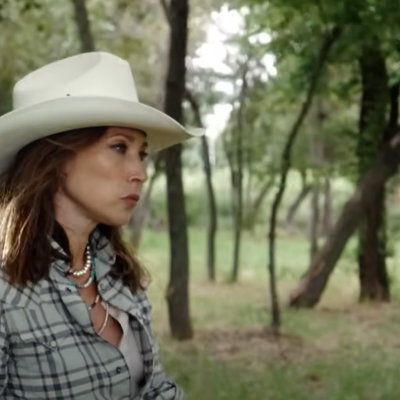 Elle replonge dans son univers rock'n'roll dans le nouveau clip de Pascal Obispo

Laura Smet dans le clip "Appelle-moi Johnny", nouvelle chanson de Pascal Obispo en hommage à Johnny Hallyday sortie le 15 juin 2025, date d'anniversaire du Taulier et jour de la fête des Pères.