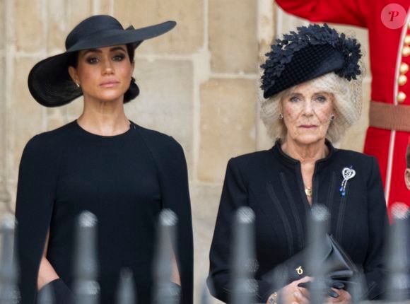 Même Meghan Markle semble avoir eu un mot pour la reine

Meghan Markle, Camilla Parker Bowles, reine consort d'Angleterre - Procession du cercueil de la reine Elizabeth II d'Angleterre de Wesminster Hall où il était exposé au public, jusqu'à l'Abbaye de Westminster. Le cercueil est installé sur l'affût du canon, puis tiré par 142 marins de la Royal Navy à l'aide de cordages, dans la plus pure tradition de la monarchie britannique. Cette tradition remonte aux funérailles d'Etat de la reine Victoria en février 1901. Londres, le 19 septembre 2022. AGENCE / BESTIMAGE