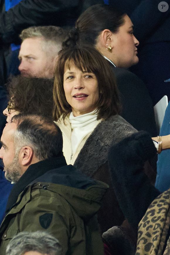 Sophie Marceau - People des les tribunes de la coupe du Monde de Rugby France 2023 - Match de quart de finale "France-Afrique du Sud (28-29)" au Stade de France à Saint-Denis 15 octobre 2023. © Moreau-Jacovides/Bestimage