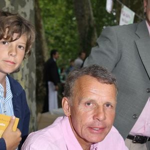 Le journaliste français Patrick Poivre d'Arvor et son fils François posent lors de la rencontre d'écrivains 'Foret des Livres' à Chanceaux Pres Loches, France, organisée par l'auteur français Gonzague Saint-Bris le 27 août 2006 Photo par Denis Guignebourg/ABACAPRESS.COM 