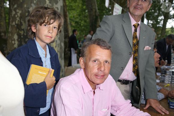 Le journaliste français Patrick Poivre d'Arvor et son fils François posent lors de la rencontre d'écrivains 'Foret des Livres' à Chanceaux Pres Loches, France, organisée par l'auteur français Gonzague Saint-Bris le 27 août 2006 Photo par Denis Guignebourg/ABACAPRESS.COM 